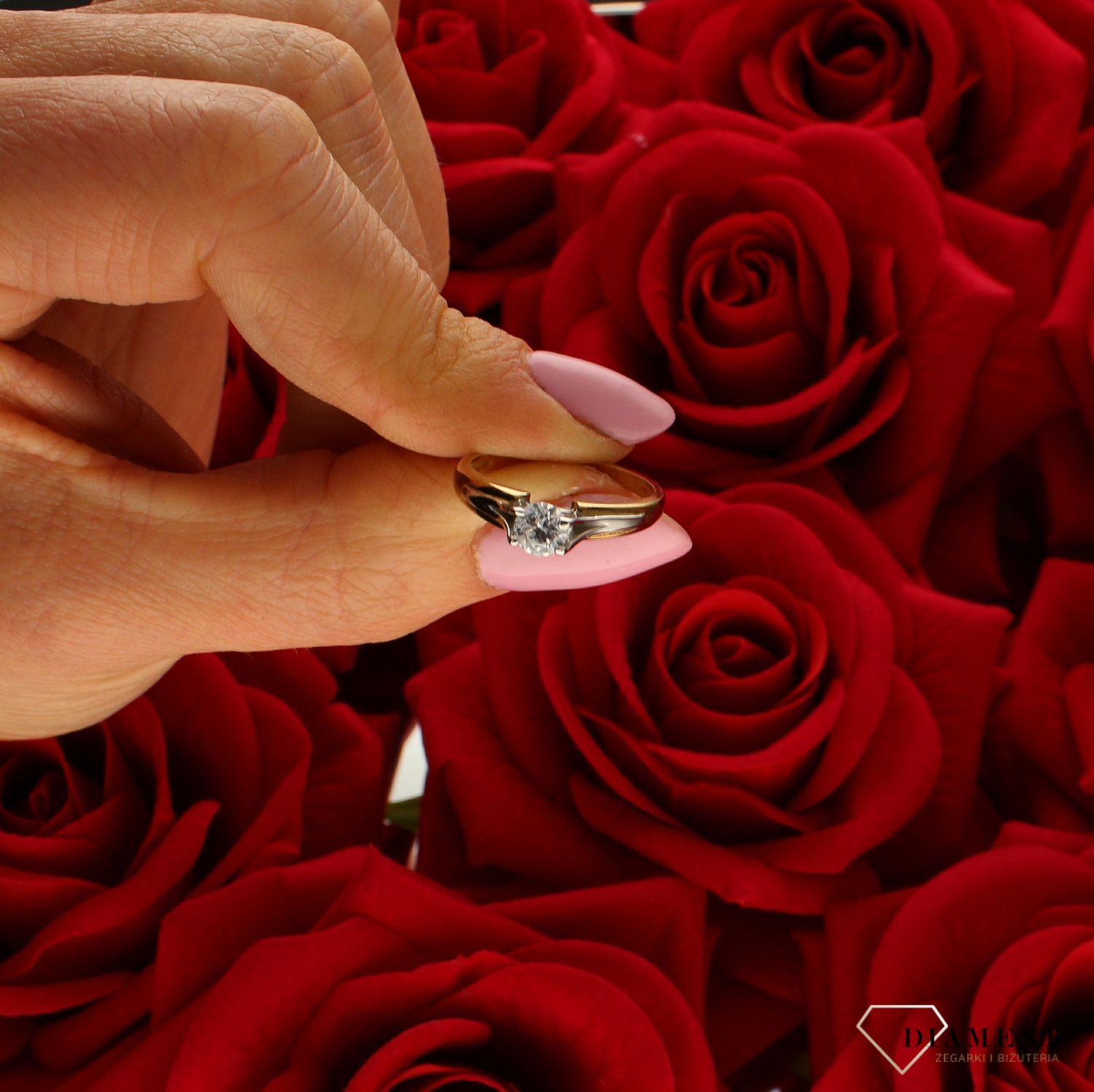 Złoty pierścionek 333 z wystającą cyrkonią zaręczynowy DIA-PI 1960A-333. Pierścionek został wykonany z najwyższej jakości złota próby 333. Waga pierścionka wynosi około 1,84 gram. Pierścionek został ozdobiony wystającą okrąg (3).jpg